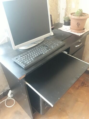 komputer oturacağı: Kompyuter masası normal vəziyyətdə .Parametrlər-üzunu-100cm,eni-50