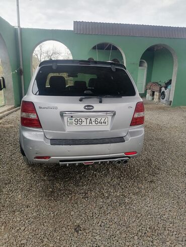 Kia: Kia Sorento, gümüşü rəng, 5 qapılı SUV. Əsas xüsusiyyətlər: - Güclü — 8