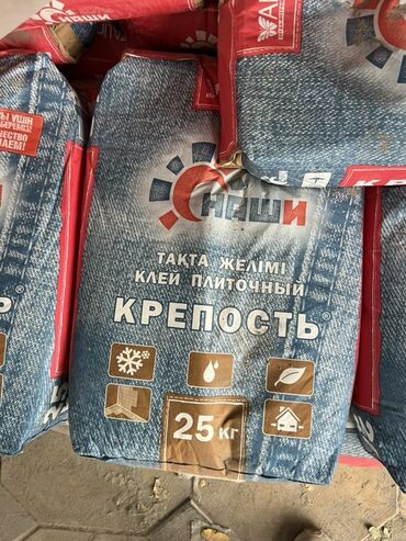Клей: Клей плиточный "КРЕПОСТЬ" в мешке весом 25 кг. Предназначен для