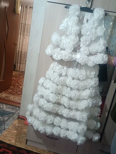 волейбольная форма: Объемное белое декоративное платье/костюм с цветочными помпонами - at lalafo.kg волейбольная форма: Объемное белое декоративное платье/костюм с цветочными помпонами -