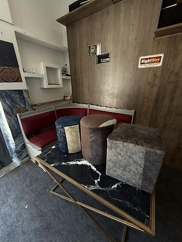 loft masa: Mebel dəsti – mərmər naxışlı qəhvə masası və yumşaq puflar - Masa — 1
