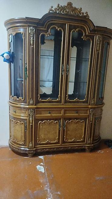 qapı icliyi: Zövqlü klassik üslubda vitrin-bufet şkaf. - Material: ağac karkas — 1