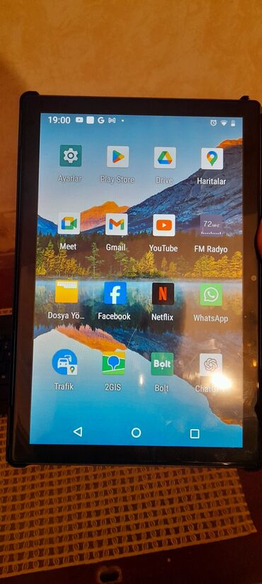 android manitorlar: Android planşet - Ekran: təxminən 10 düym toxunmalı ekran, üçlü