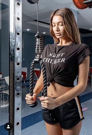 hamstr: Bu trenajor Smith machine adlanır və zalda ən çox istifadə olunan — 3