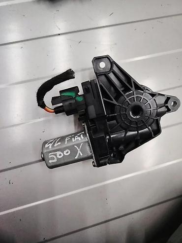 la linea slike: Fiat 500x motor podizača stakla zadnji levi. Fiat 500x motor podizača — 1