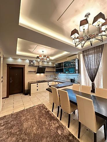 Долгосрочная аренда домов: 370 м², 6 комнат, Балкон застеклен, Забор, огорожен, Парковка — 2