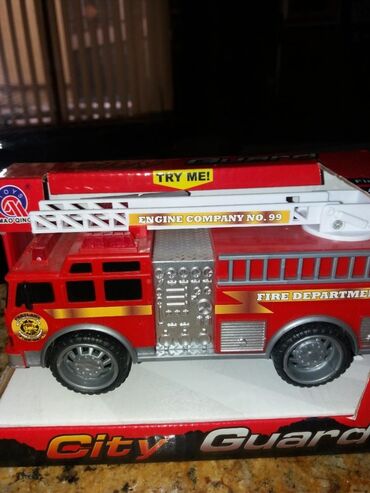 Kamioni: Vatrogasni kamioncic na baterije novoo.
Ima zvuk vatrogasca. 990din — 1