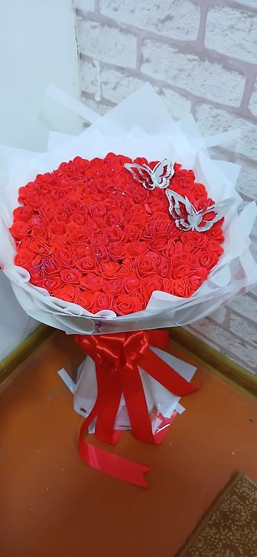 ucuz gul buketleri: Qırmızı güllərdən böyük buket - Tünd qırmızı mini qızılgüllərdən sıx — 1