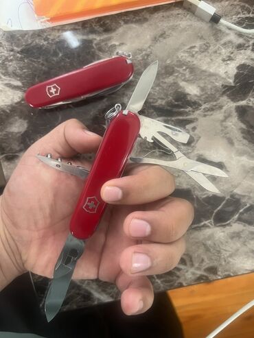 стол письменный б: Мультитулы Victorinox (классические швейцарские ножи), красные