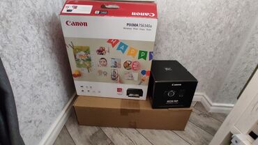 əl printeri: Canon EOS RP Fotoaparat. Şəkildəki digər avadanlıqlar isə üstündə