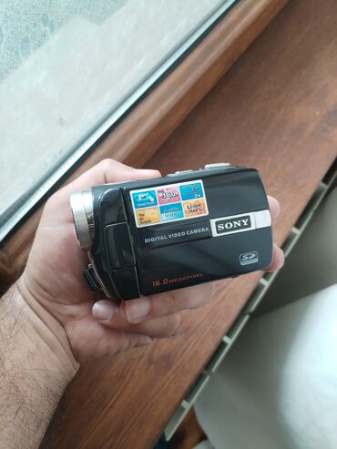 Videokameralar: Sony video kamerasi islekdir birce batareya saxlayan kriskasinda siniq