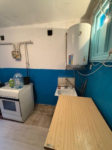 срочно продается квартира: 1 бөлмө, 15 кв. м, Жатакана жана мейманкана түрүндө, 2 кабат, Эски ремонт