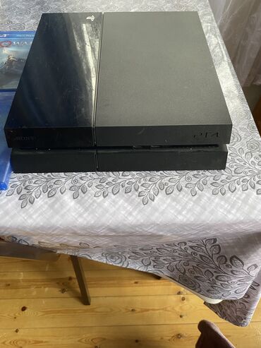 plesteyşın 4 oyunları: Playstation 4 satilir 300 AZN.Iwlemeyine soz yoxdu ne isteyirsen