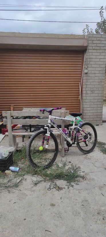 İdman velosipedləri: Dağ/şəhər tipi velosiped - Çərçivə: alüminium rəngdə, dizaynda