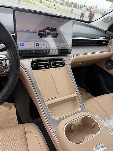 GAC: Электрический кроссовер AION в белом цвете. Современный SUV с — 11