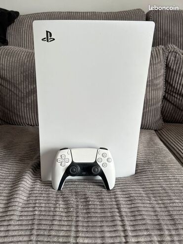 Xbox Series S: Playstation 5 Satılır 4 Disqi Var 1 Pultu var Karopkası yoxdu.İdealdı