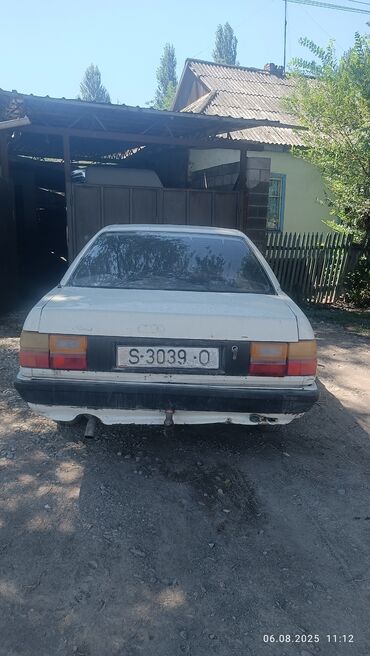 ауди а6 афтамат: Белый седан Audi, модель 100, с характерным дизайном для своего