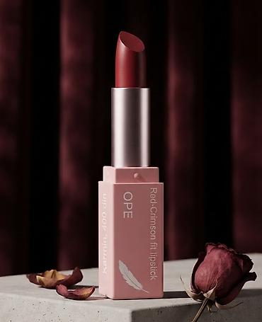 Karmin OPE – Red-Crimson Fit Lipstick (nijansa: Red-Crimson) -