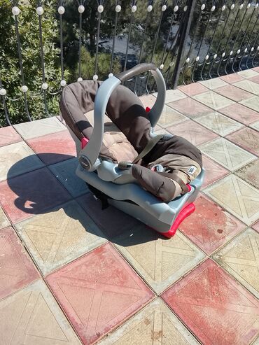 Körpələr üçün nəzərdə tutulmuş bu avtomobil oturacağı, boz və qəhvəyi