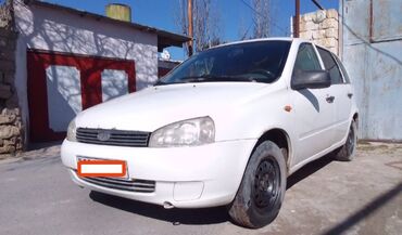 VAZ (LADA): Ağ rəngdə Lada Kalina universal avtomobili. Bu, şəhər ətrafında