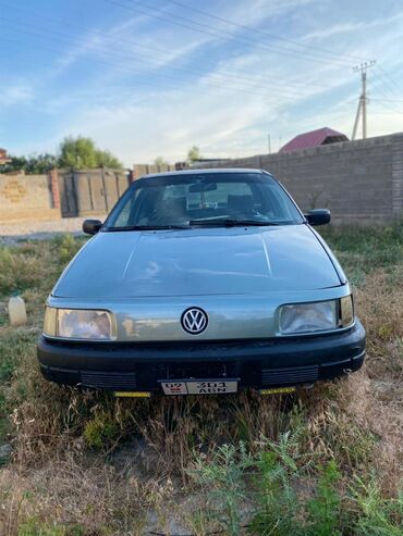 срочно продаю пассат: Volkswagen Passat: 1988 г., 1.8 л, Механика, Бензин, Седан