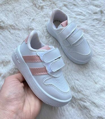 Patike: Veličina - 34, Vodootporne — 26