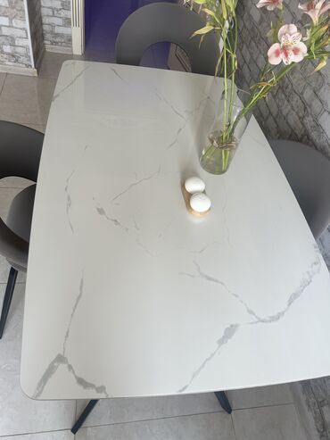 стол и табуретки для кухни: Masa ve oturacaqlae satilir 4 oturaq 1.30x80 olcude masa Oturaclar