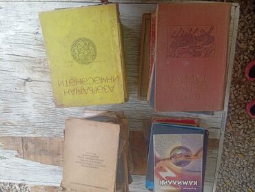 Электротранспорт: Kiril dilində kitab satışı.Aralarında tarixi və bədii kitablar var