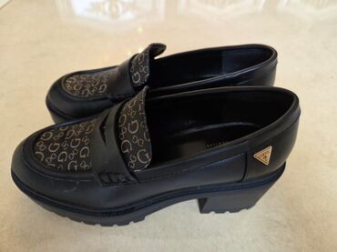 ağ mokasinlər: GUESS qadın loaferləri - Rəng: qara - Material: yumşaq dərimsi üst