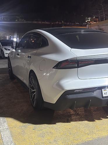 tesla model x: Elektrikli fastback sedan – ağ rəng, aerodinamik kupe xətli kuzov — 1