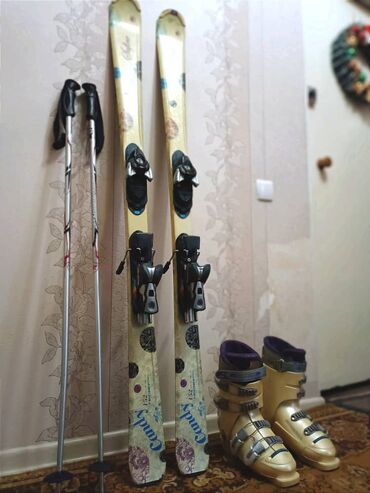 Лыжи: СРОЧНО ‼️ 25000 сом 💵💳 Продаю лыжи, ботинки, и палочки Лыжи