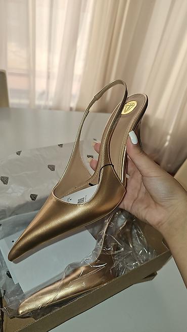 gun eynəyi: Qızılı rəngli qadın stiletto ayaqqabı – slingback model - Brend — 3