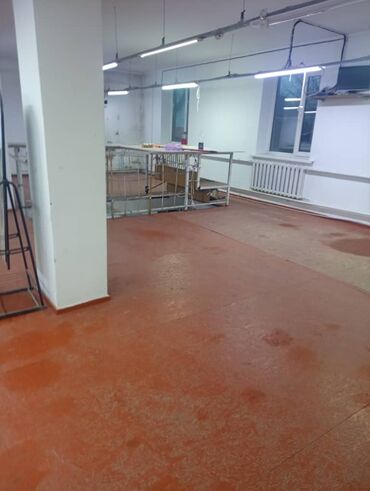 Цеха, заводы, фабрики: Сдаю швейный цех. Район туббольницы. Есть оборудование . Цена — 4