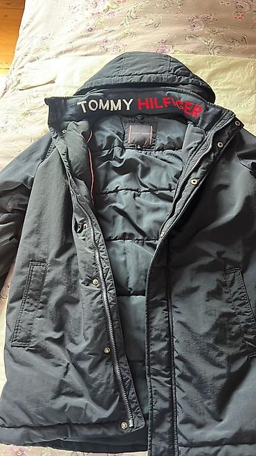 Kurtkalar: Tommy Hilfiger kişi qış gödəkçəsi - Rəng: qara - Model: kapüşonlu — 1