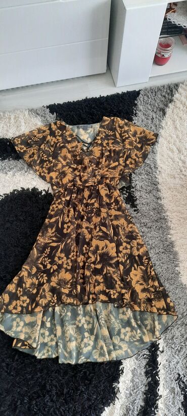 mango haljine 2022: GUESS original haljina, u crnoj boji sa cvetnim printom. Napred kraća
