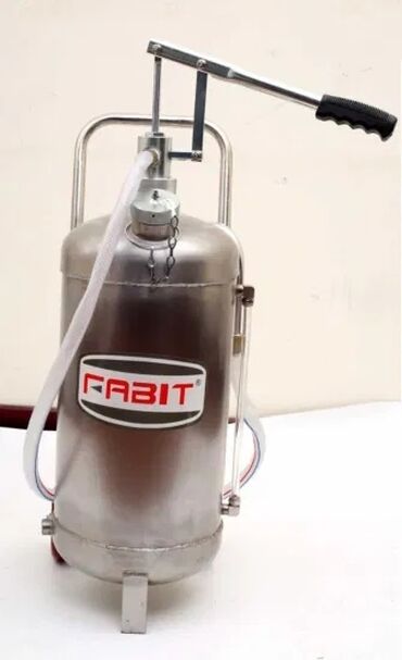 воздушный домкрат для авто: Ручной насос Fabit в корпусе из нержавеющей стали. Оснащён шлангом для