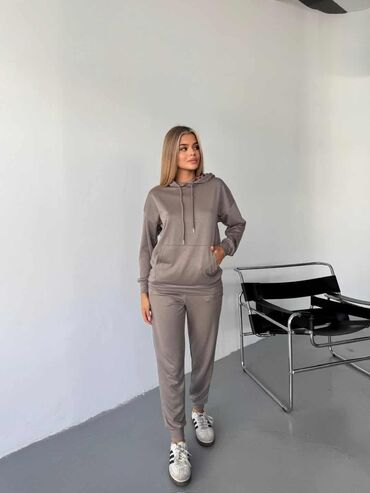 Gornji i donji deo: Komplet trenerka S M L XL 2XL Cena 3300 din — 21