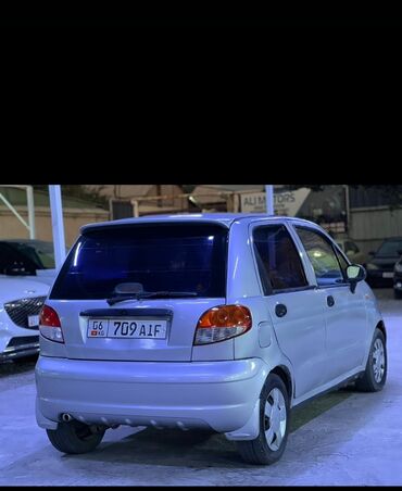 даево матиз 1: Серебристый хэтчбек Daewoo Matiz с компактным кузовом, идеально