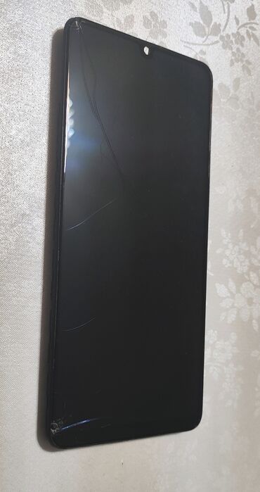 qiriq ekran: Samsung A32 modelinə aid olan bu telefon ekranı ehtiyat hissəsi kimi