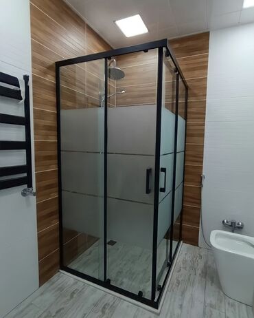 şiş kabab: Şüşə duş kabinası, müasir hamam dizaynları üçün ideal seçimdir. Qara