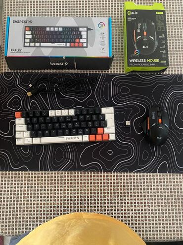 Planşetlər: Şəkildəki komplekt satılır. Mouse,klaviatura və mousepad