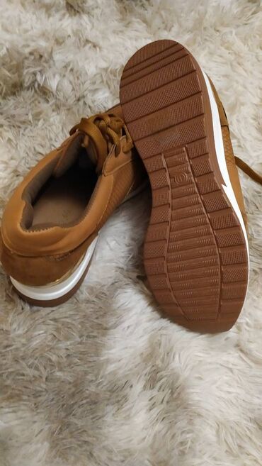 Γυναικεία είδη Υπόδησης: Παπούτσια.
Καινούργια, αφόρετα.
Πολύ άνετα, μέγεθος 41 — 12