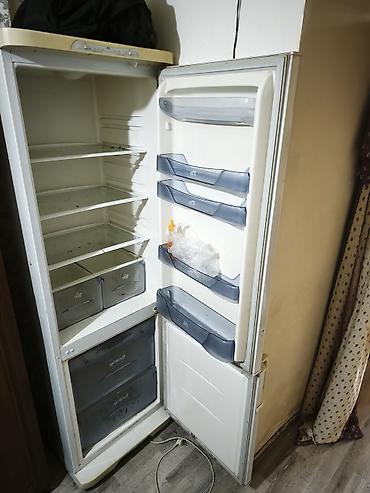 No frost Biryusa Soyuducu, aşağıda dondurucu bölməsi ilə. Hündürlüyü