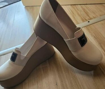 Women's Sneakers and athletic shoes: 40 — 17