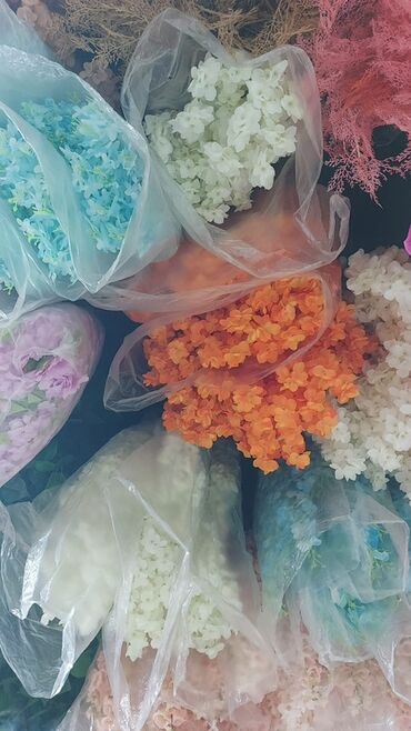 Süni güllər: Süni yaşıl bitki bəzəkləri – interyer və tədbirlər üçün dekorativ — 12