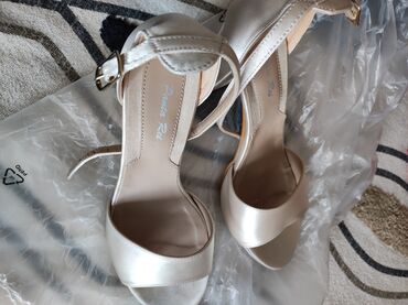 najbolja baza za nokte: Sandals, 38