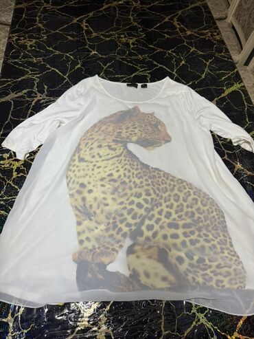 женские офисные юбки: Ağ rəngli qadın bluzası - Ön hissədə iri leopard çapı - Yüngül, nazik