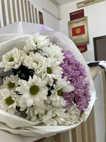 продаю гирлянды: Букет из белых и сиреневых хризантем, аккуратно упакованный в белую