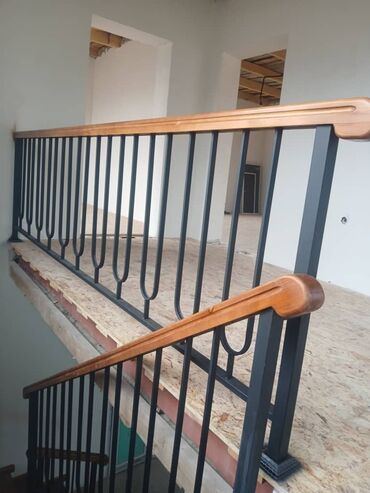 Обшивка лестниц: Современная прямая лестница с металлическим каркасом и деревянными — 5