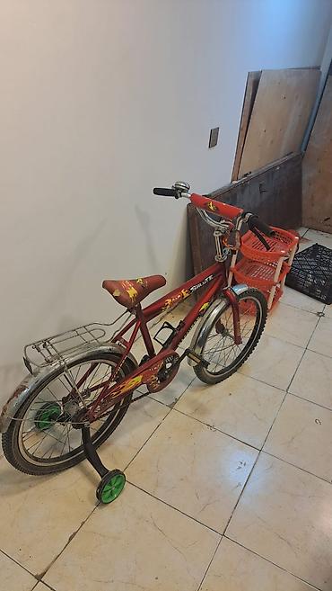 Velosipedlər: Uşaq velosipedi – 20" təxminən təkər ölçüsü, qırmızı rəngdə, alov — 1